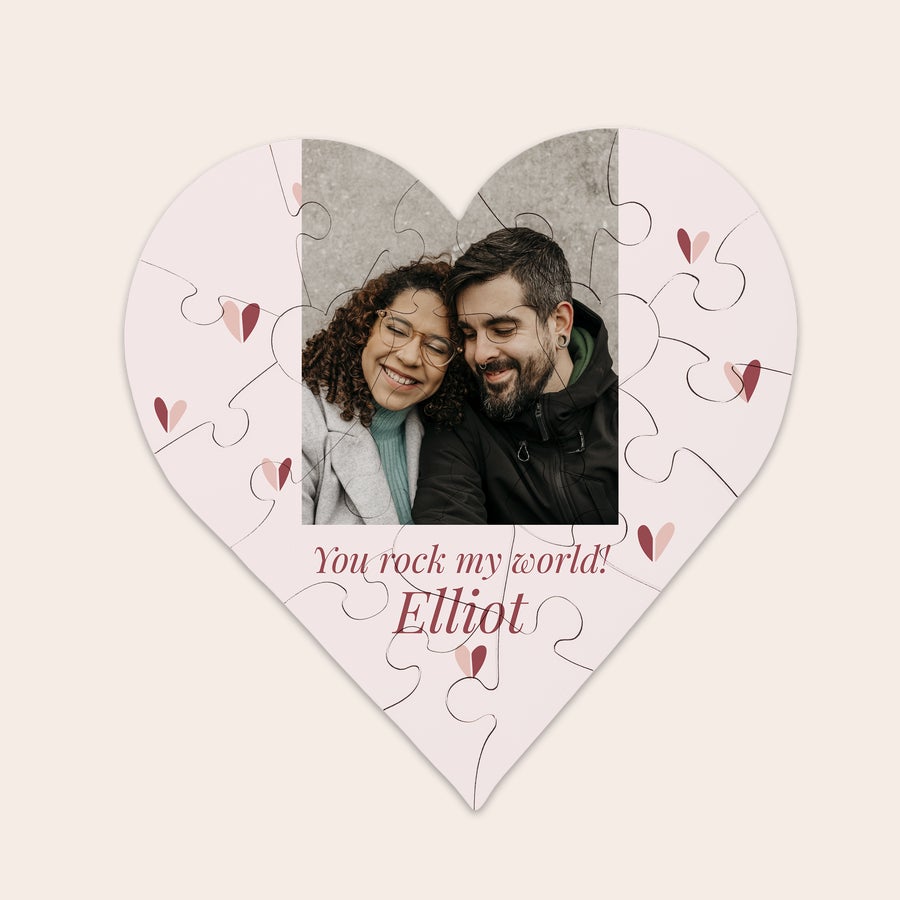 Hjerteformet puslespil med eget billede Hjerteformet personligt puslespil med et billede af et par og teksten You rock my world Elliot trykt på brikkerne