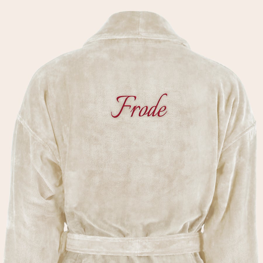 Badekåpe for menn med navn Myk beige badekåpe brodert med navnet Frode i rød skrift, en flott personlig gave.