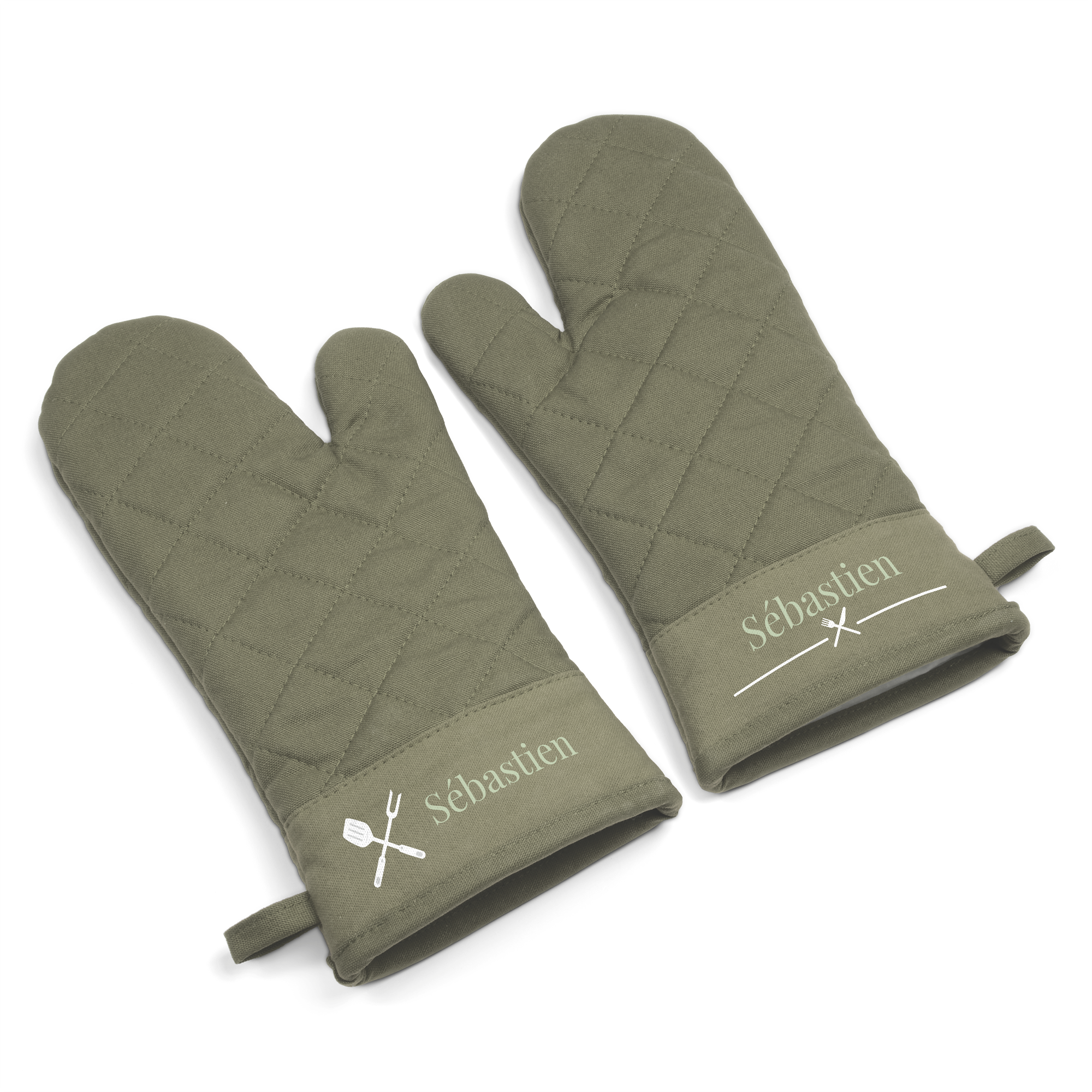 Paire de gants de cuisine kaki imprimés avec le prénom Sébastien et des ustensiles. Un vrai cordon bleu.