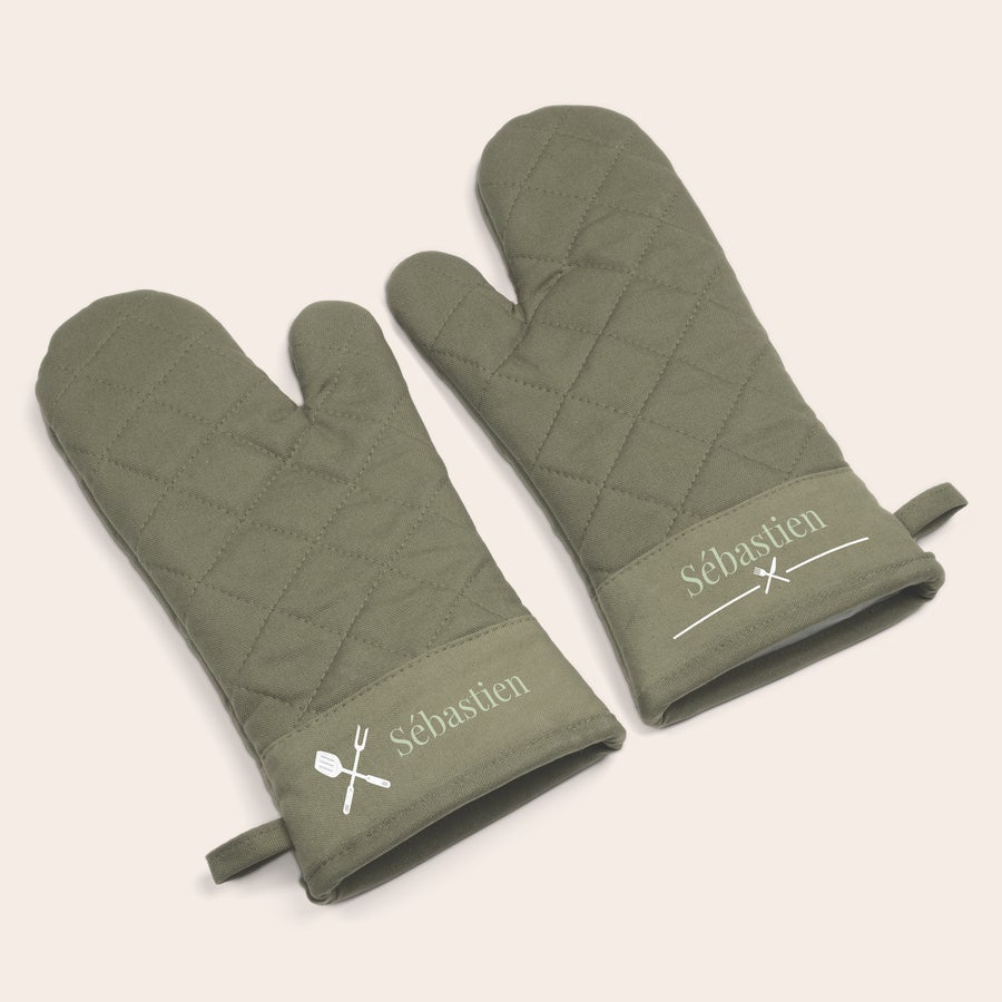 Paire de gants de cuisine personnalisés Paire de gants de cuisine kaki imprimés avec le prénom Sébastien et des ustensiles. Un vrai cordon bleu.
