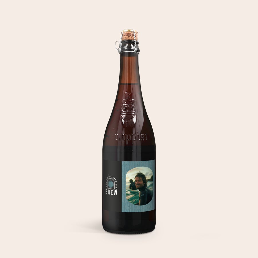 Personlig öl La Trappe Isid'or La Trappe Isid'or ölflaska med personlig fotolabel, tryckt med en bild på en man som surfar