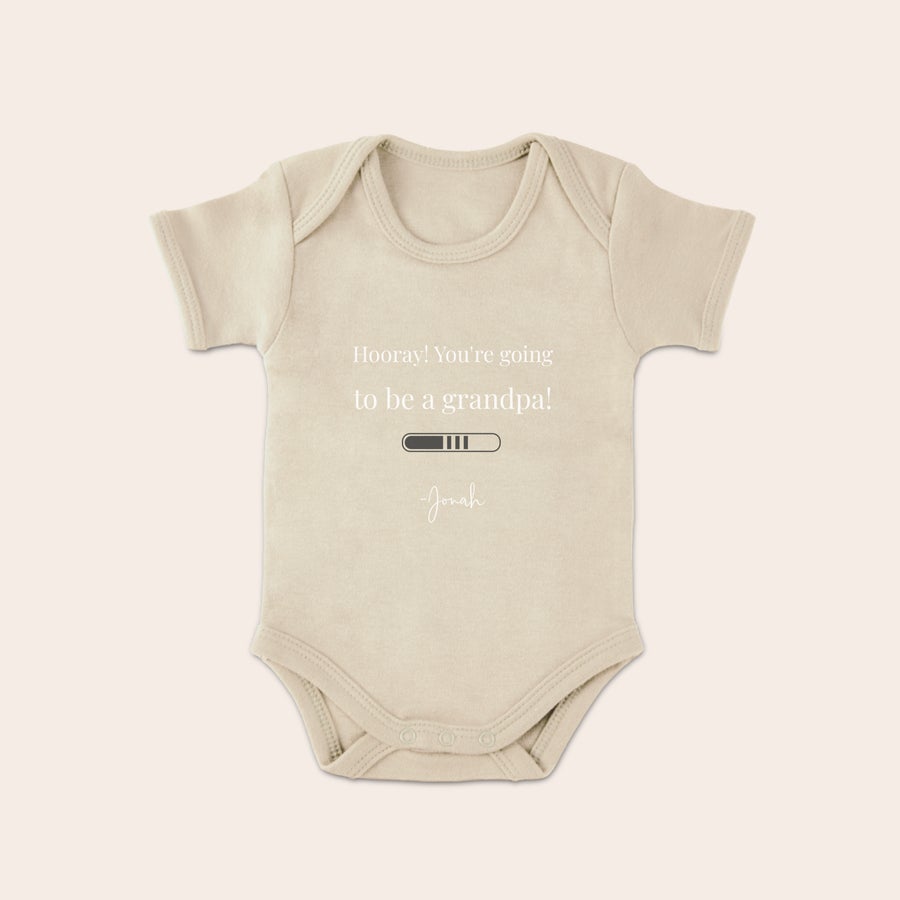 Personalizowane śpioszki niemowlęce Personalizowane śpioszki z nadrukiem "You're going to be a grandpa!" i imieniem Jonah dla maluszka