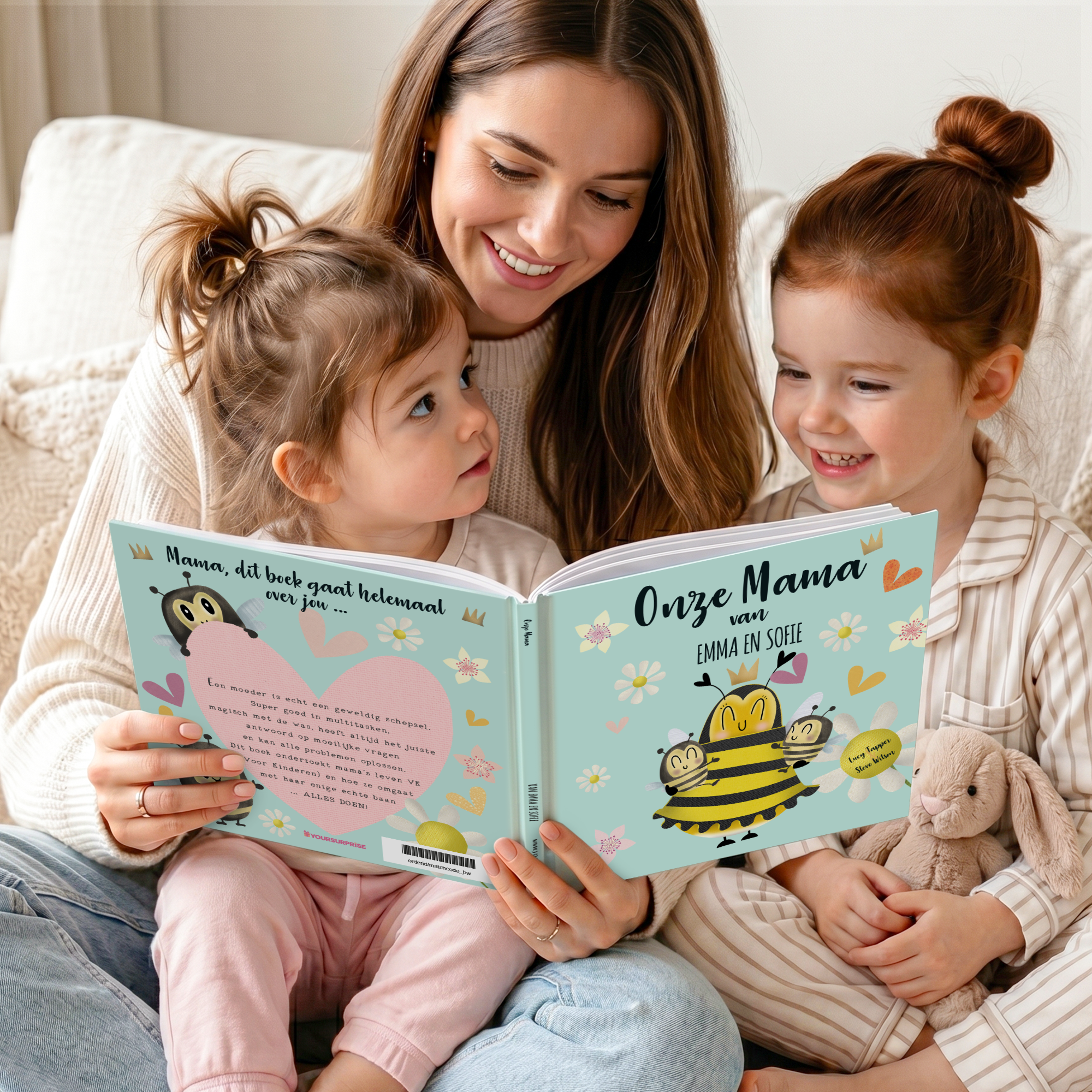 Boek met naam en foto - Onze Mama - Hardcover met gepersonaliseerde namen 'Emma en Sofie' en illustraties van bijen en bloemen, gelezen door een moeder met haar kinderen.