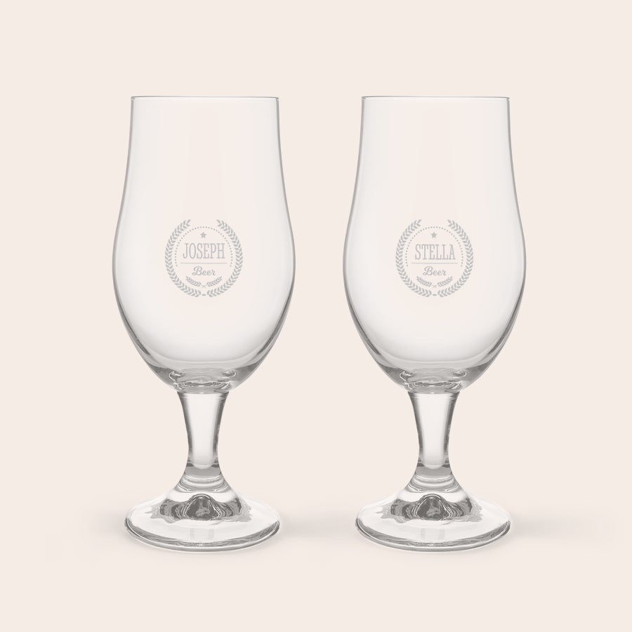 Coffret apéro avec bouteille de bière, verres gravés et décapsuleur Deux verres à bière personnalisés gravés avec les noms Joseph et Stella, encadrés de lauriers et de l'inscription Beer pour un amateur de bière.