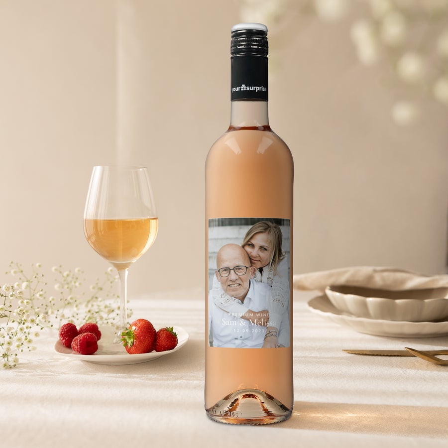 Maison de la Surprise Syrah Sticlă de vin roze Luc Pirlet cu etichetă personalizată cadou, imprimată cu o fotografie a unui cuplu, nume și data