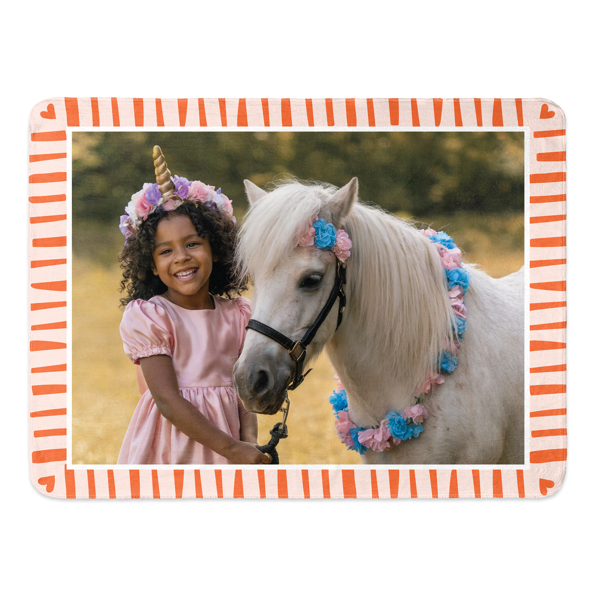Eine personalisierte Kuscheldecke mit Foto eines lächelnden Mädchens mit Einhornstirnband und Pony, gerahmt von einem orange gestreiften Rand.