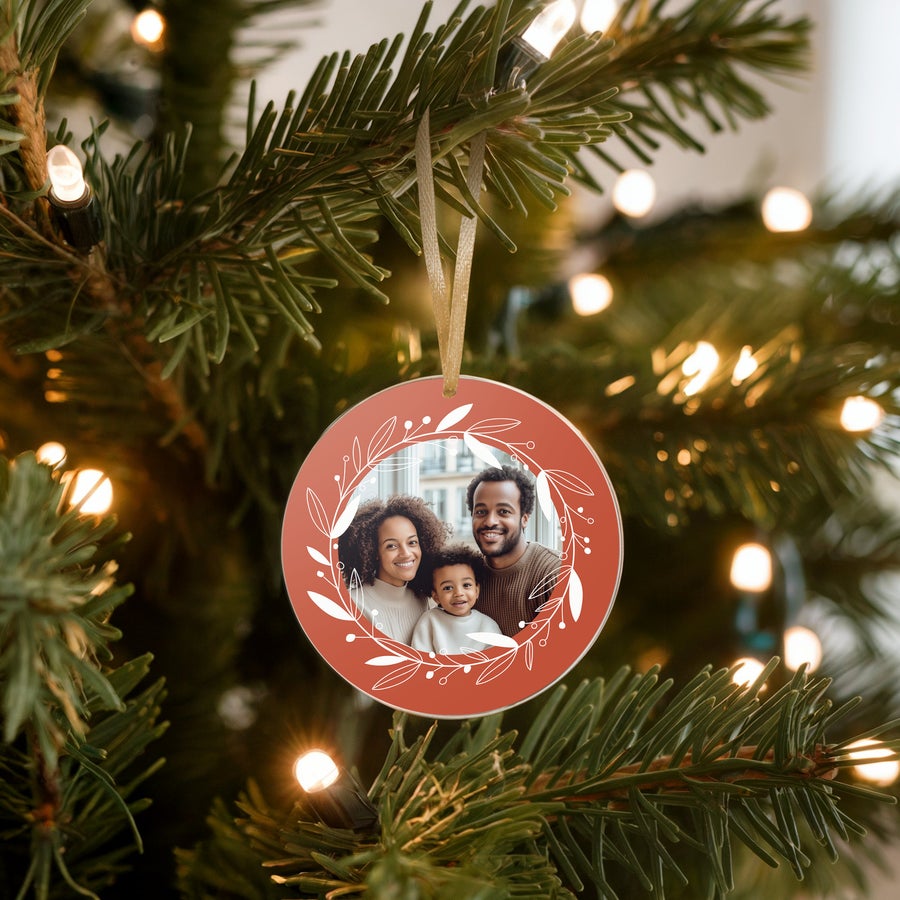 Personalised plexiglass Christmas ornaments Personalised plexiglass Christmas ornament with a family photo and white wreath design
