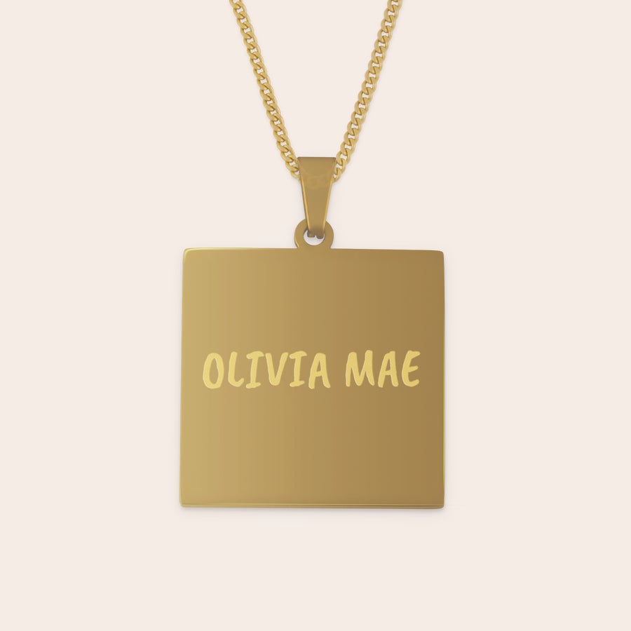 Collier pendentif carré Pendentif carré doré "OLIVIA MAE" gravé, un superbe pendentif carré avec prénom couleur or