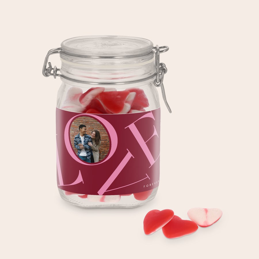 Személyre szabott édességes üveg Személyre szabott édes tégely szív alakú cukorkákkal és fényképpel, a "LOVE FOREVER" felirattal