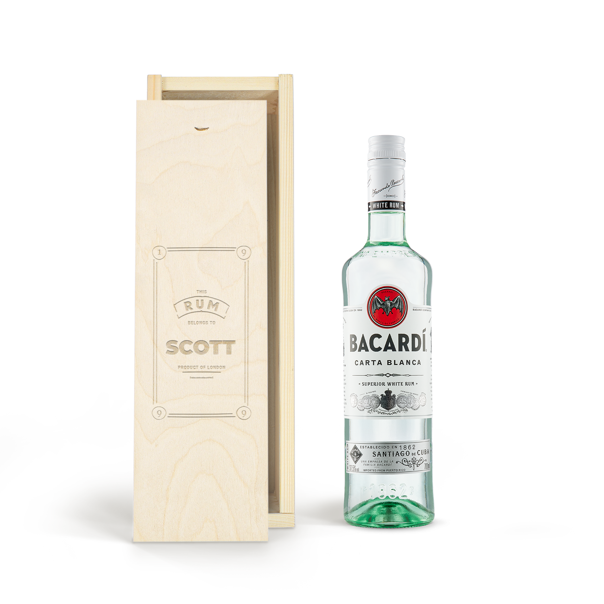 Lahev rumu Bacardi v gravírované dřevěné krabici se jménem SCOTT, ideální pro milovníka rumu.