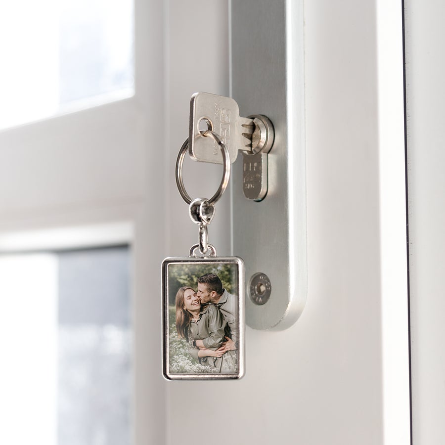 Breloc personalizat cu poză Breloc dreptunghiular din metal argintiu cu fotografie imprimată a unui cuplu, personalizabil cu imagine.