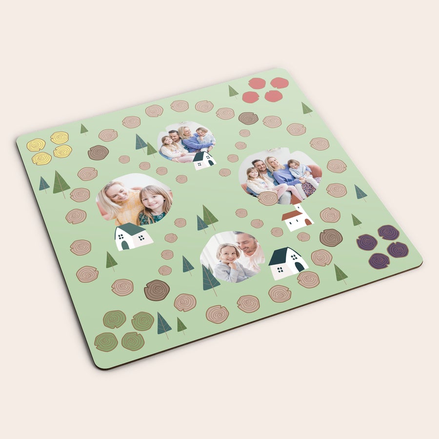 Gioco da tavolo per famiglie personalizzato Un gioco da tavolo per famiglie con tabellone stampato con foto personalizzate di persone sorridenti e simpatiche case colorate