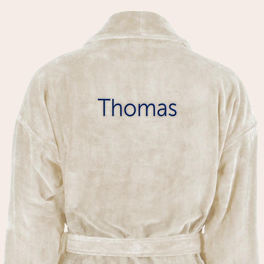 Bademantel Männer personalisiert Beiger Bademantel mit Schalkragen, bestickt mit dem Namen "Thomas" in Dunkelblau, Ihr eigener Bademantel mit Namen bestickt