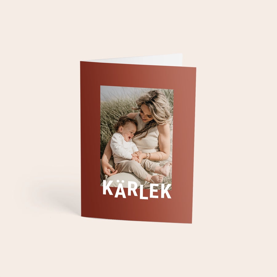 Torkad blombukett med personligt kort Personligt gratulationskort med egen bild på en mor och barn och texten KÄRLEK för att överraska nära och kära.