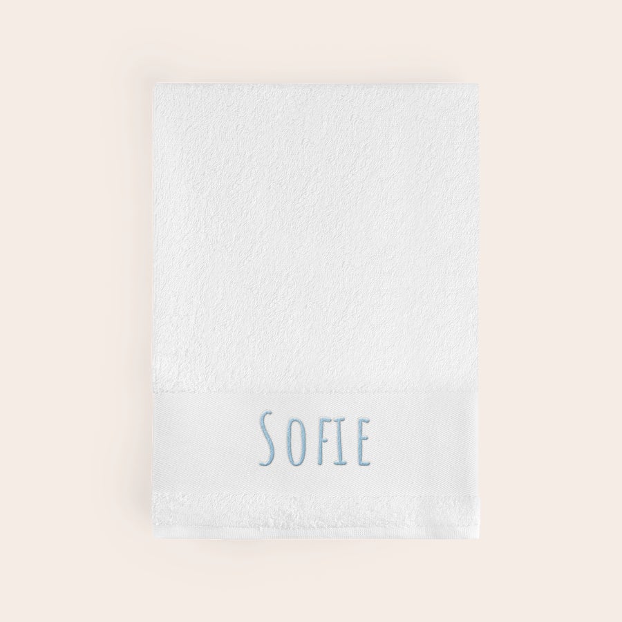 Håndklæde med tekst Hvid superblød håndklæde broderet med navnet Sofie i blå skrift