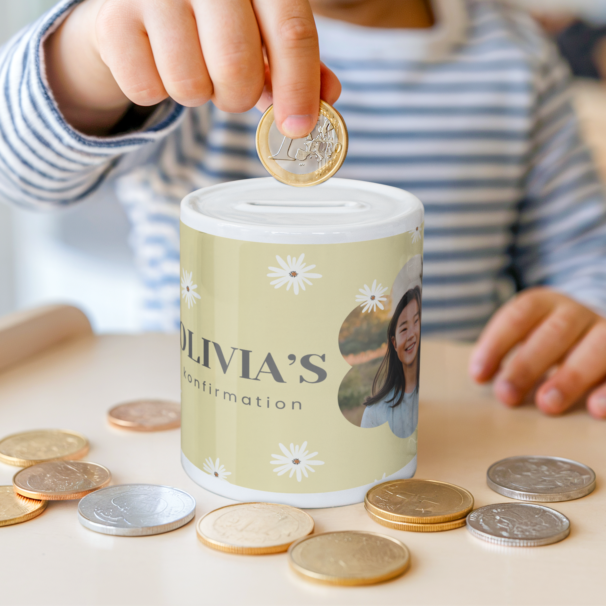 Personlig sparbössa för första kommunionen med Olivia's Konfirmation tryckt text, ett foto av en flicka och tusensköna mönster