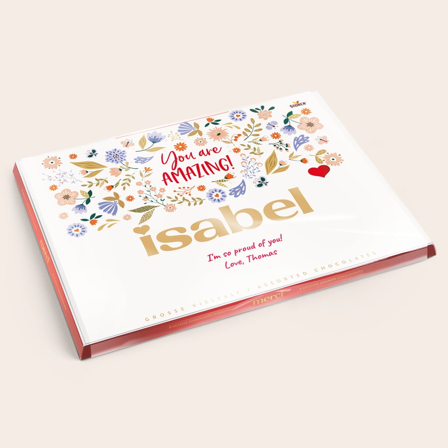 Merci čokolada s kartico Čokolada Merci s personalizirano kartico 675 gramov, z imenom Isabel in sporočilom natisnjenim na cvetličnem motivu