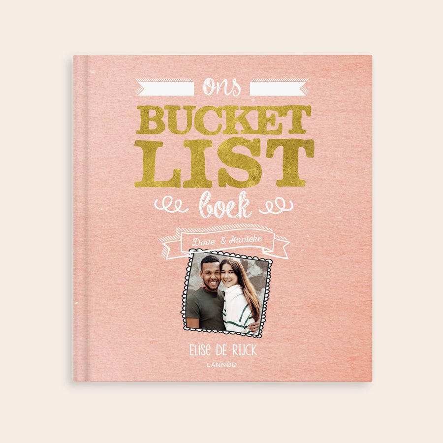 Het Bucketlist boek voor koppels Roze gepersonaliseerd Bucketlist boek voor koppels met de namen Dave & Annieke en jullie eigen foto, gedrukt op de kaft.