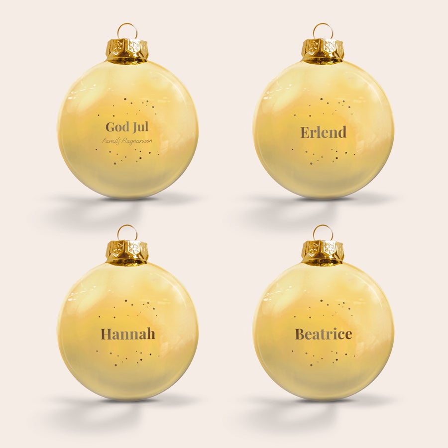 Glasjulkulor med namn Fyra gula julgranskulor, tvÄ graverade med ett namn och en med God Jul Family Ragnarsson. Ge din julgran en personlig touch med en graverad julgranskula.