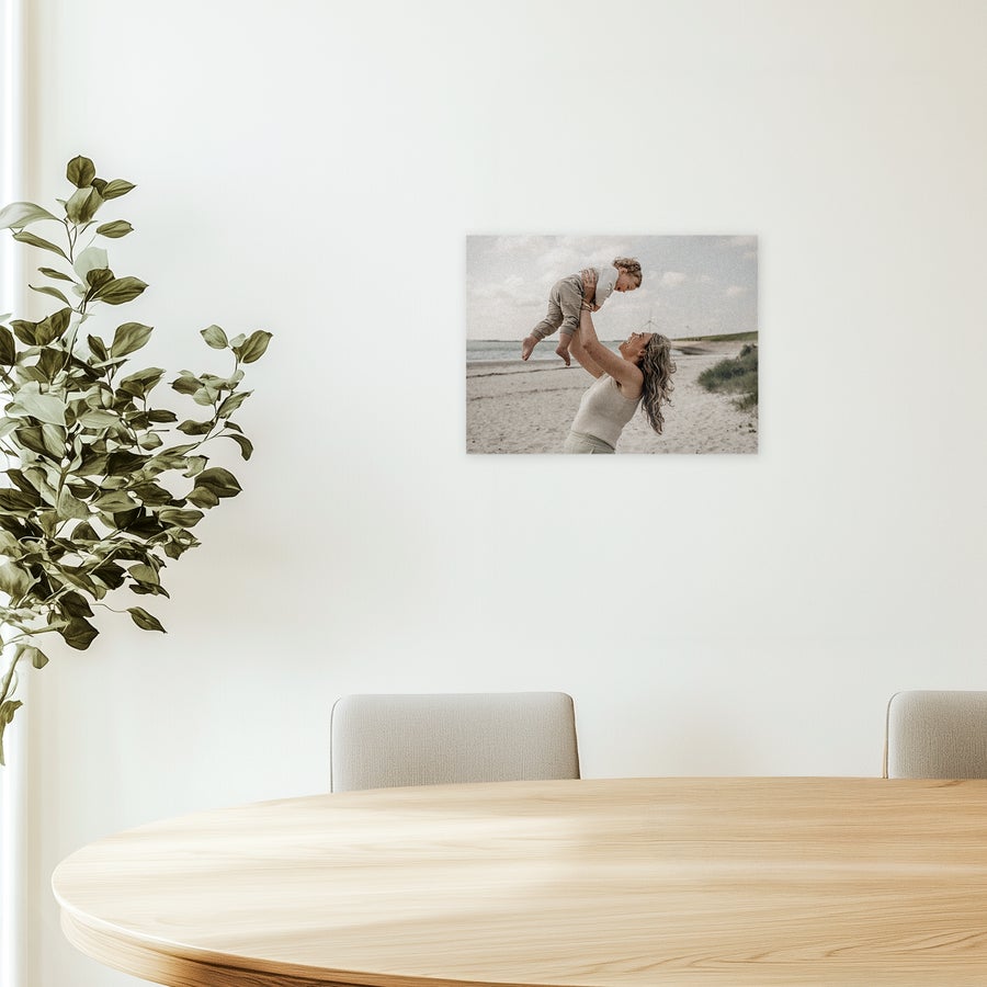 Foto em forex - panel PVC Foto no forex personalizada com uma mãe segurando seu bebê, exibindo um momento especial.