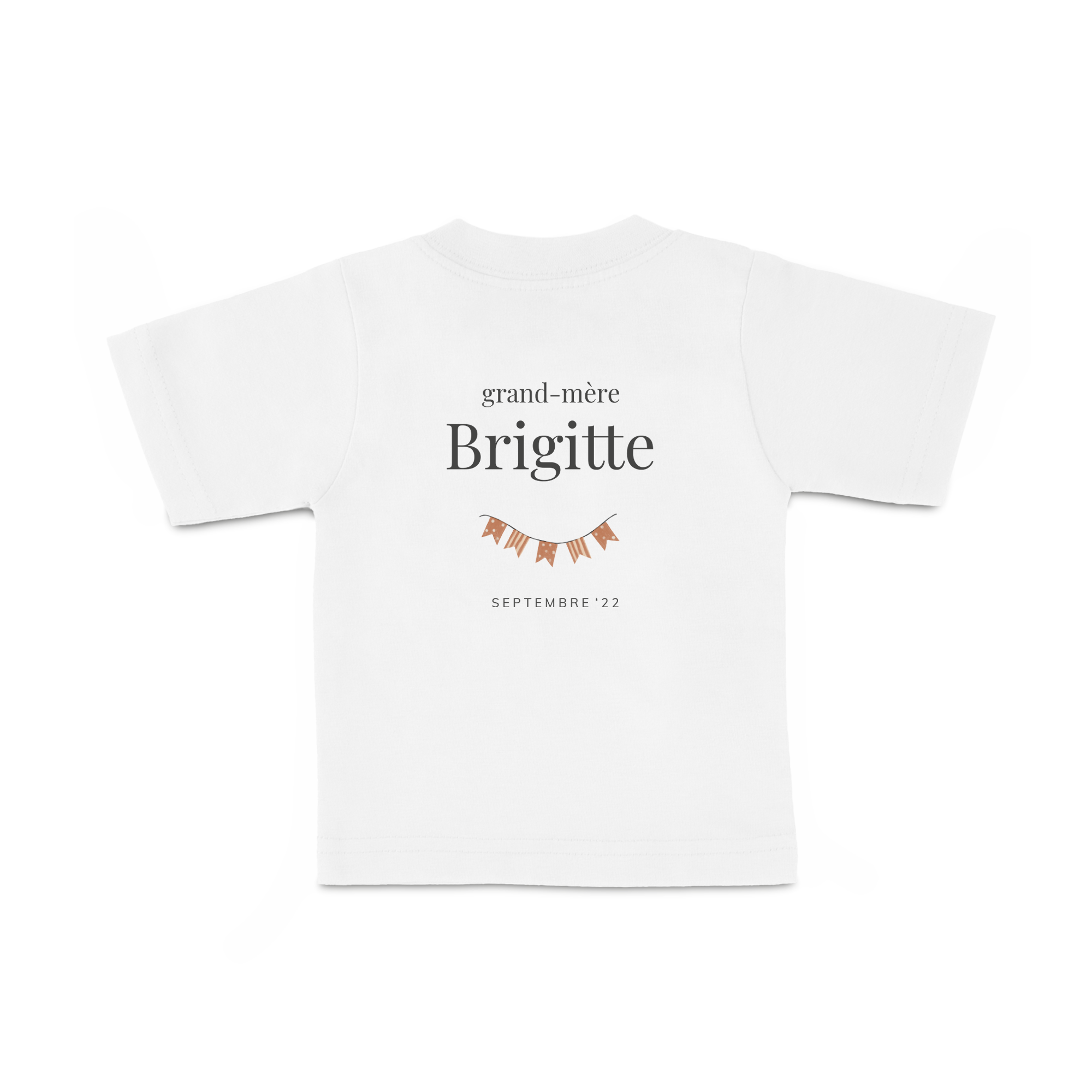 T-shirt bébé blanc à manches courtes imprimé grand-mère Brigitte et septembre 22 avec fanions orange