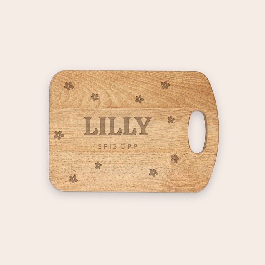 Treplate til brød Gravert trebrødbrett med navnet LILLY og teksten SPIS OPP, omringet av blomster.