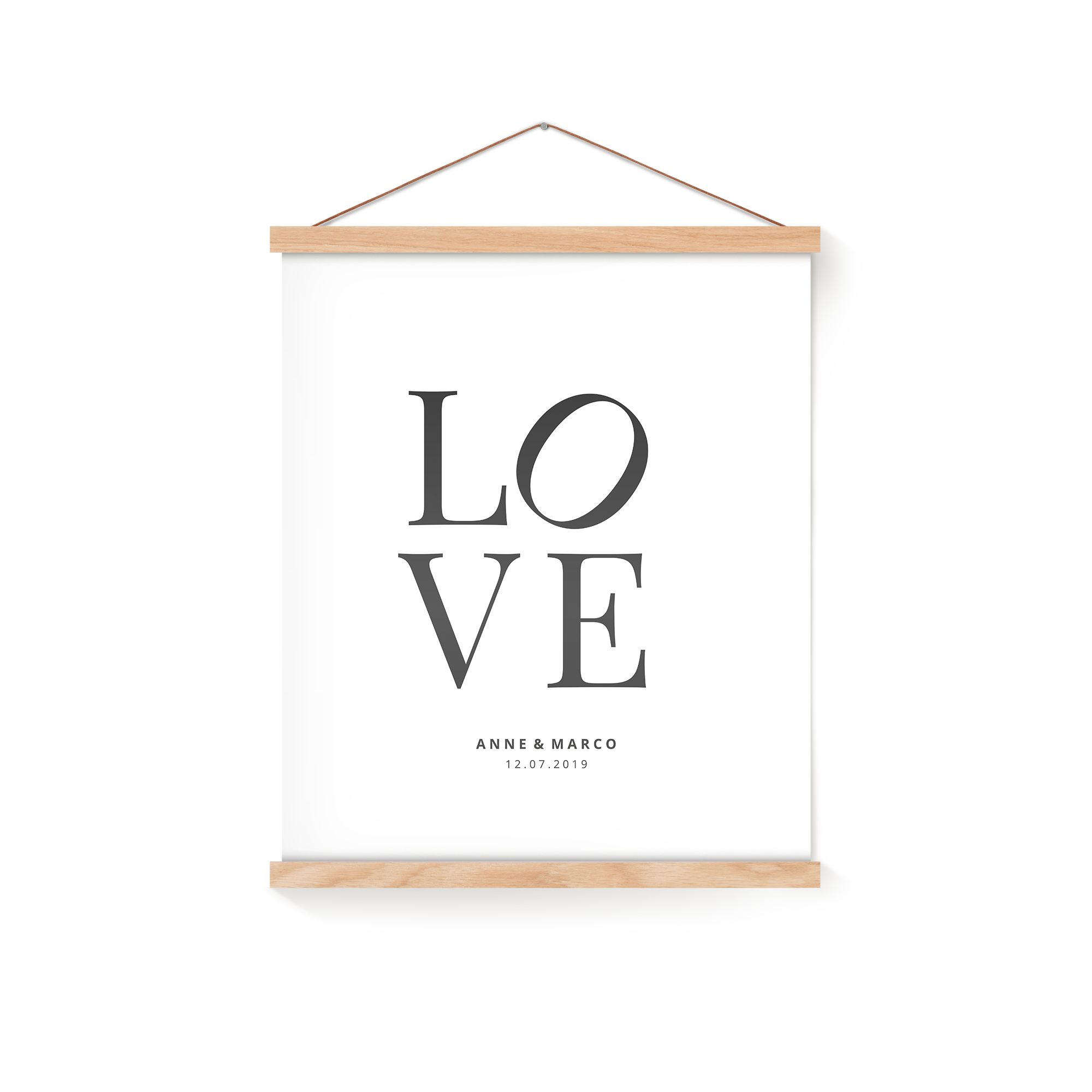 Personalisiertes Fotoposter mit "LOVE" und Namen, gedruckt und an magnetischer Holzleiste aufgehängt