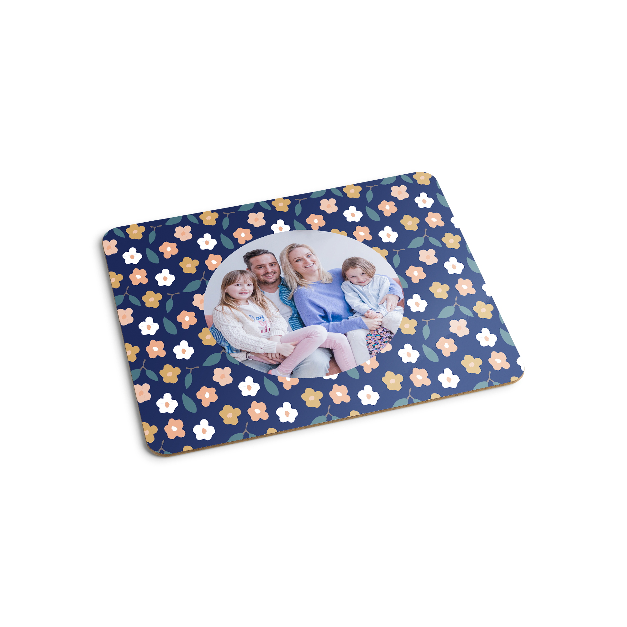 Personalizovaná podložka pod talíř s fotografií usmívající se rodiny a květinovým vzorem.