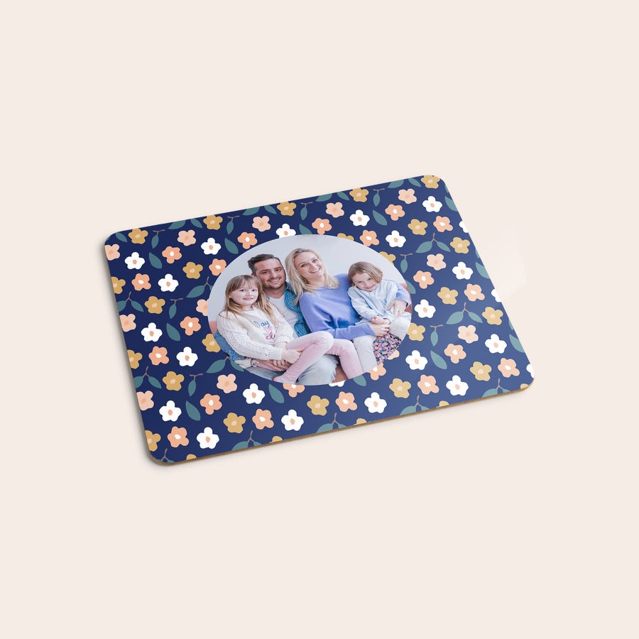 Tischset bedrucken Individuelles Platzset mit floralem Muster und aufgedrucktem Familienfoto mit zwei Erwachsenen und zwei Kindern.