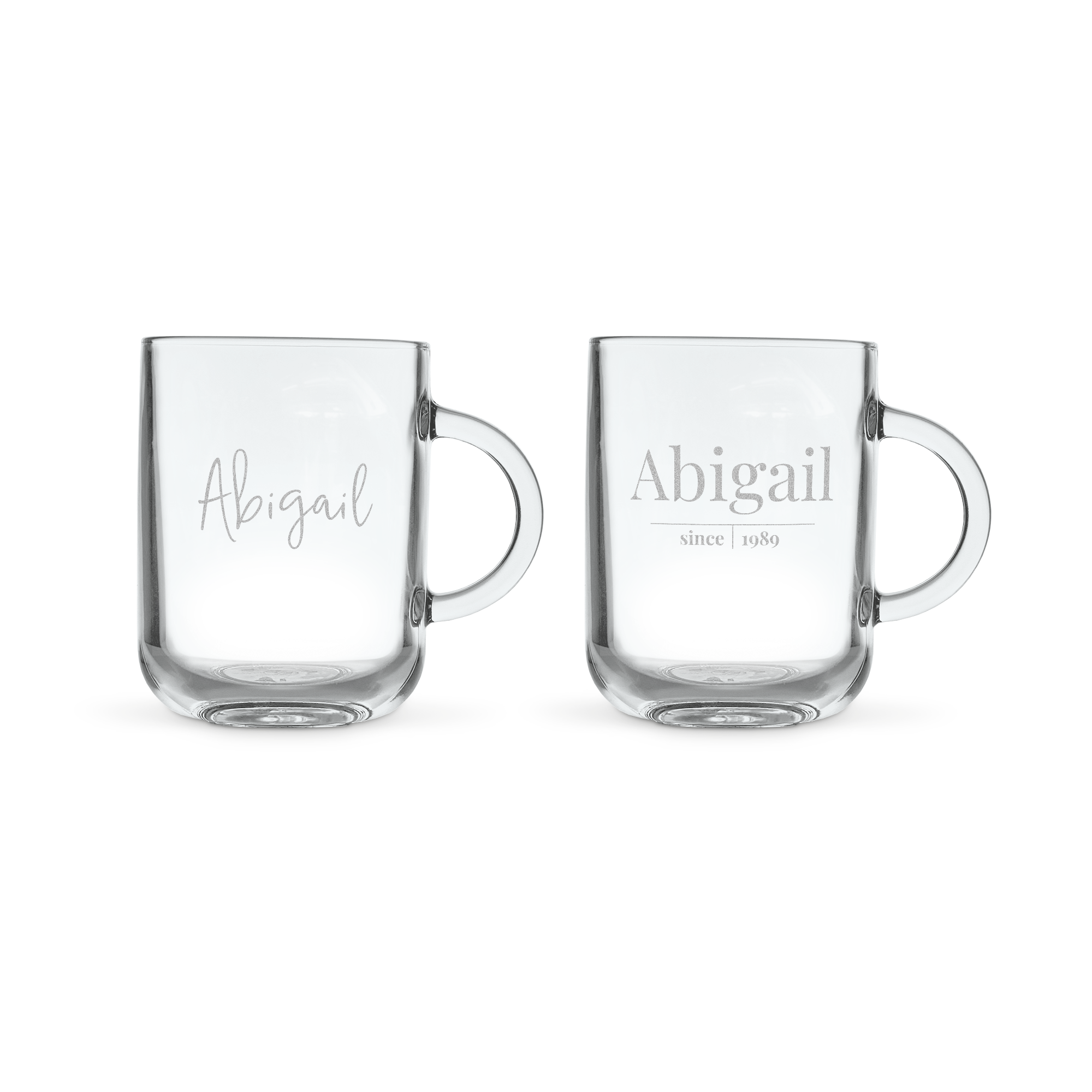 Duas xícaras de chá de vidro personalizadas com nome Abigail e a data 1989 gravados.