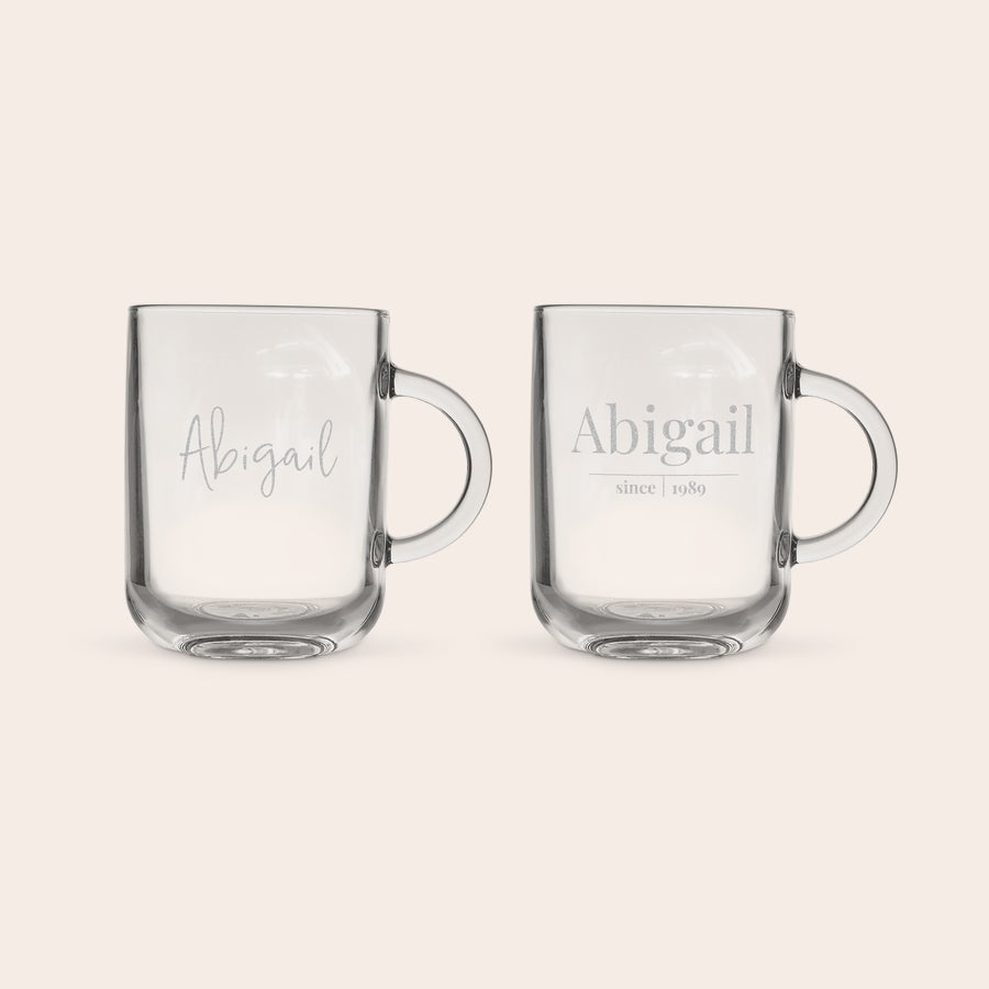 Copo de chá Duas xícaras de chá de vidro personalizadas com nome Abigail e a data 1989 gravados.