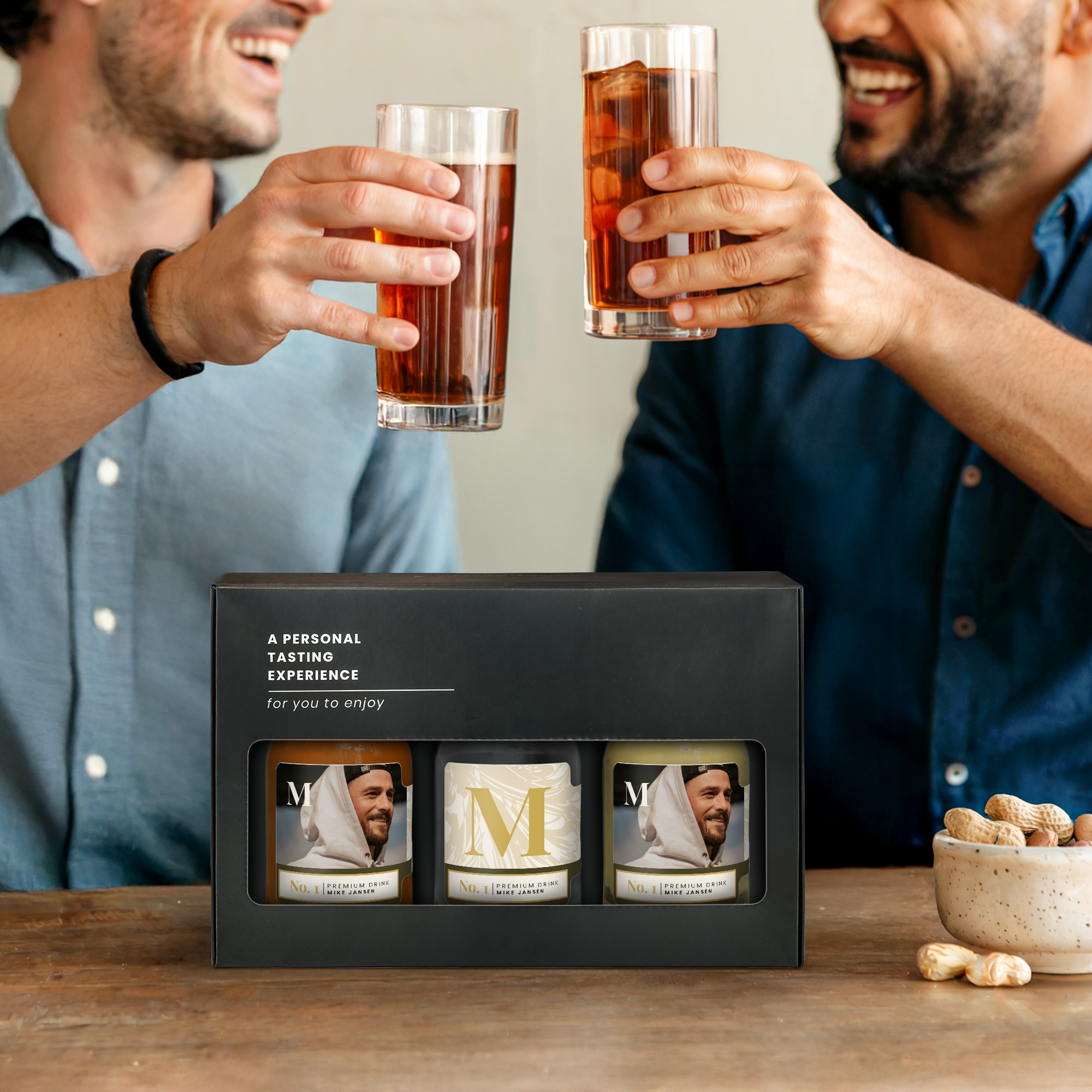 Személyre szabott miniatűr alkoholos kóstolókészlet 3 palackkal, egyedileg fotóval és névvel ellátott címkével, fekete díszdobozban.