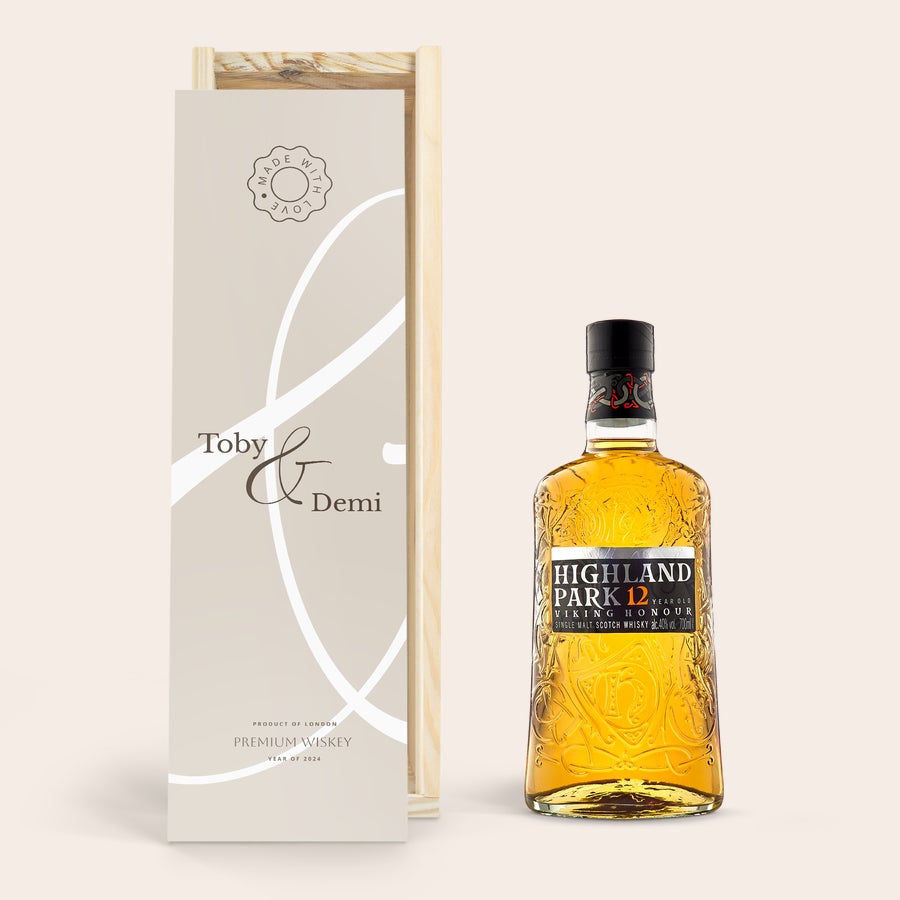 Whiskey Highland Park 12 Rokov v personalizovanom puzdre Fľaša whisky Highland Park 12 Years v drevenom kufri s menami Toby a Demi vytlačenými na veku.