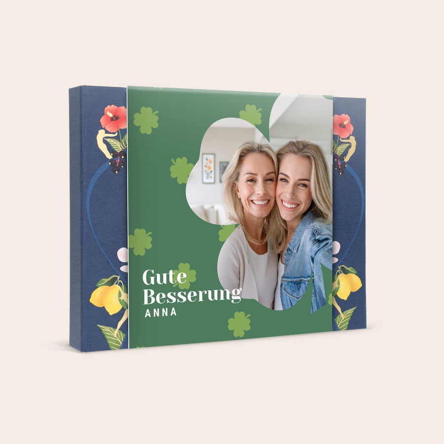 Personalisierte Pukka tea Personalisierte Teebox bedruckt mit einem Foto von zwei Frauen und dem Text Gute Besserung Anna, für deine ganz persönliche Tee-Oase.