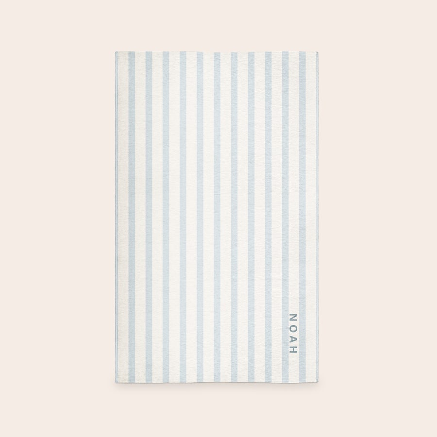 Tapis imprimé Tapis personnalisé rayé bleu et blanc avec le prénom Noah imprimé sur le côté