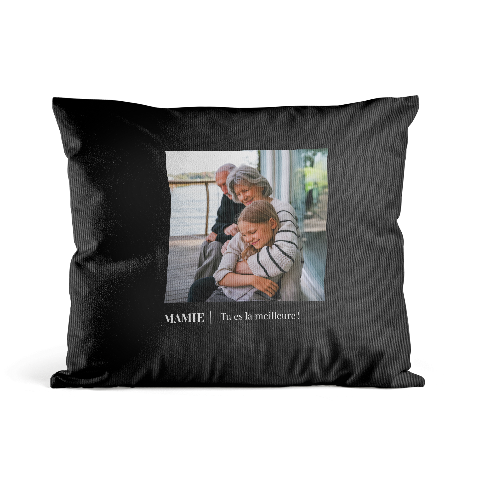 Housse de coussin personnalisee Noir 50x60 cm imprimee avec une photo de famille et le texte Mamie Tu es la meilleure
