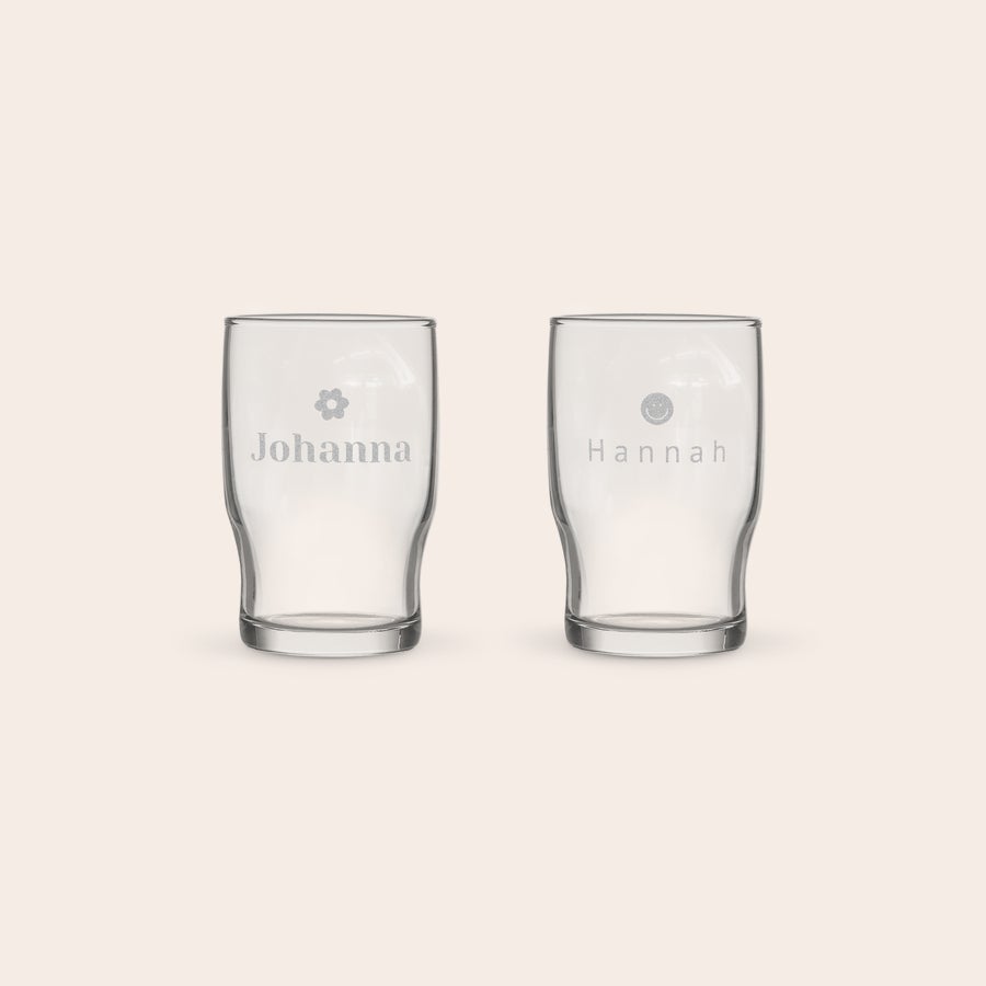 Personalisierte trinkgläser Trinkgläser mit Namen "Johanna" und "Hannah", individuell graviert mit Blumen- und lachendem Gesichtsdesign