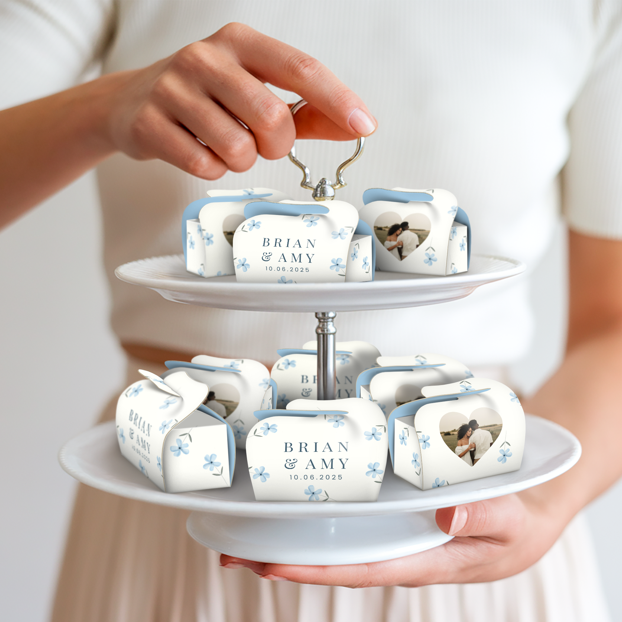 Caixinhas personalizadas com fotos impressas, nomes "Brian & Amy" e flores azuis. Crie pequenos momentos de alegria com seu design exclusivo.