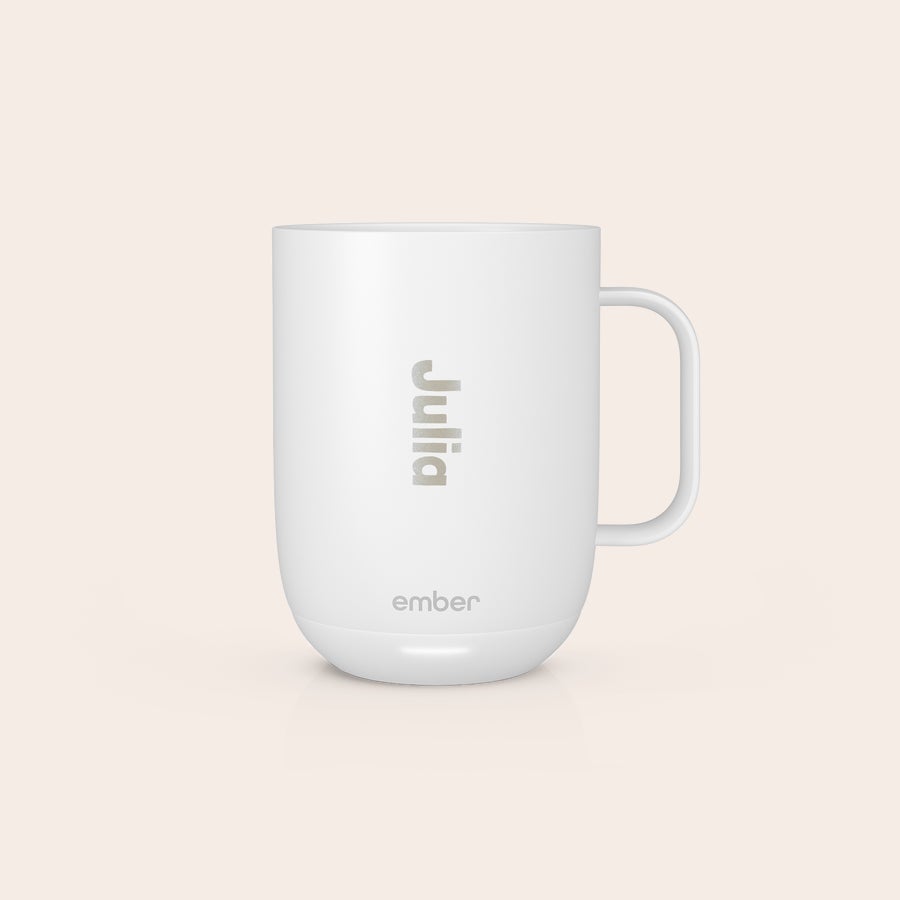 Ember Smart Control Mug Mug Ember Control bianca personalizzata con il nome Julia inciso al laser, per assaporare ogni sorso.