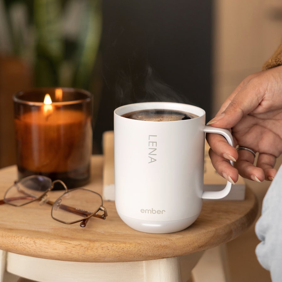 Ember Smart Control Mug Personalizovaný bílý pohár Ember Control s nápisem LENA a horkou kávou, ručně laserově gravírovaný.