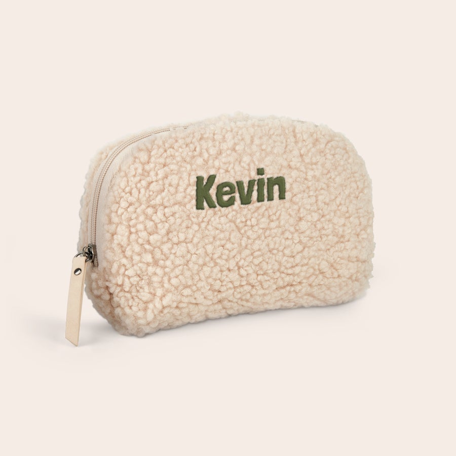 Nécessaire de pelúcia personalizada - Camel Bolsa de higiene de pelúcia macia cor creme com zíper e nome "Kevin" bordado em verde, para surpreender seus entes queridos.