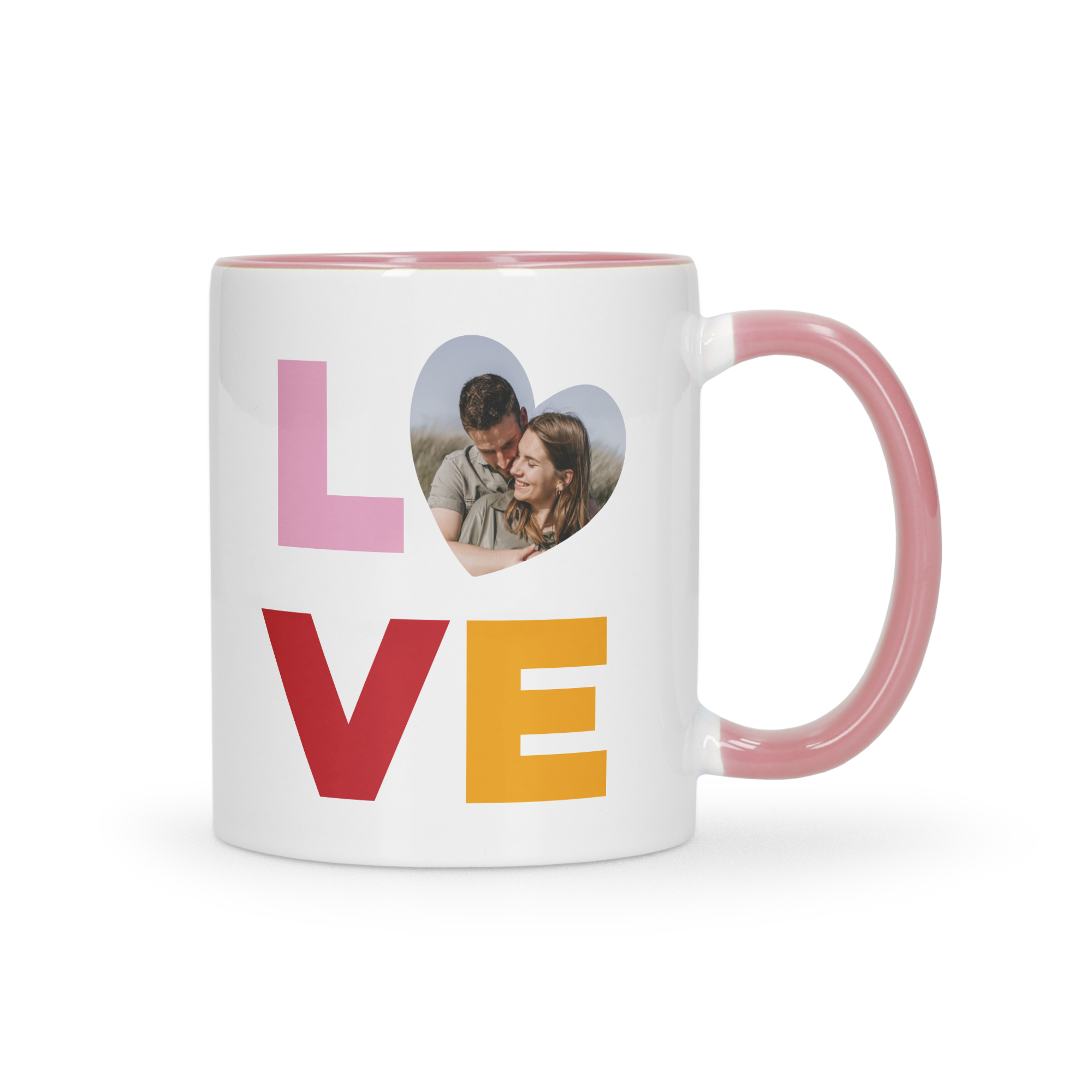 Caneca personalizada com a palavra LOVE impressa e foto de casal em forma de coração, ideal para amantes de café.