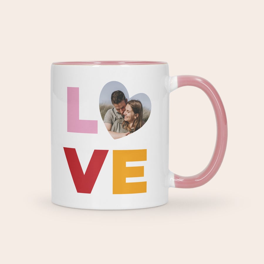 Taza colorida personalizada Taza personalizada de color blanco y rosa con asa, interior y estampado de la palabra LOVE. Una foto de pareja feliz se imprime dentro de la O.