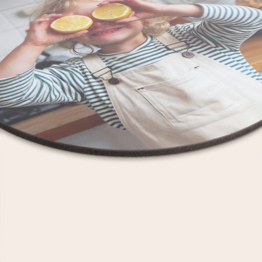 Pannelli Murali Personalizzati Pannello rotondo in legno con foto personalizzata di una bambina sorridente che si copre gli occhi con due fette di limone per decorare la tua parete con un design unico