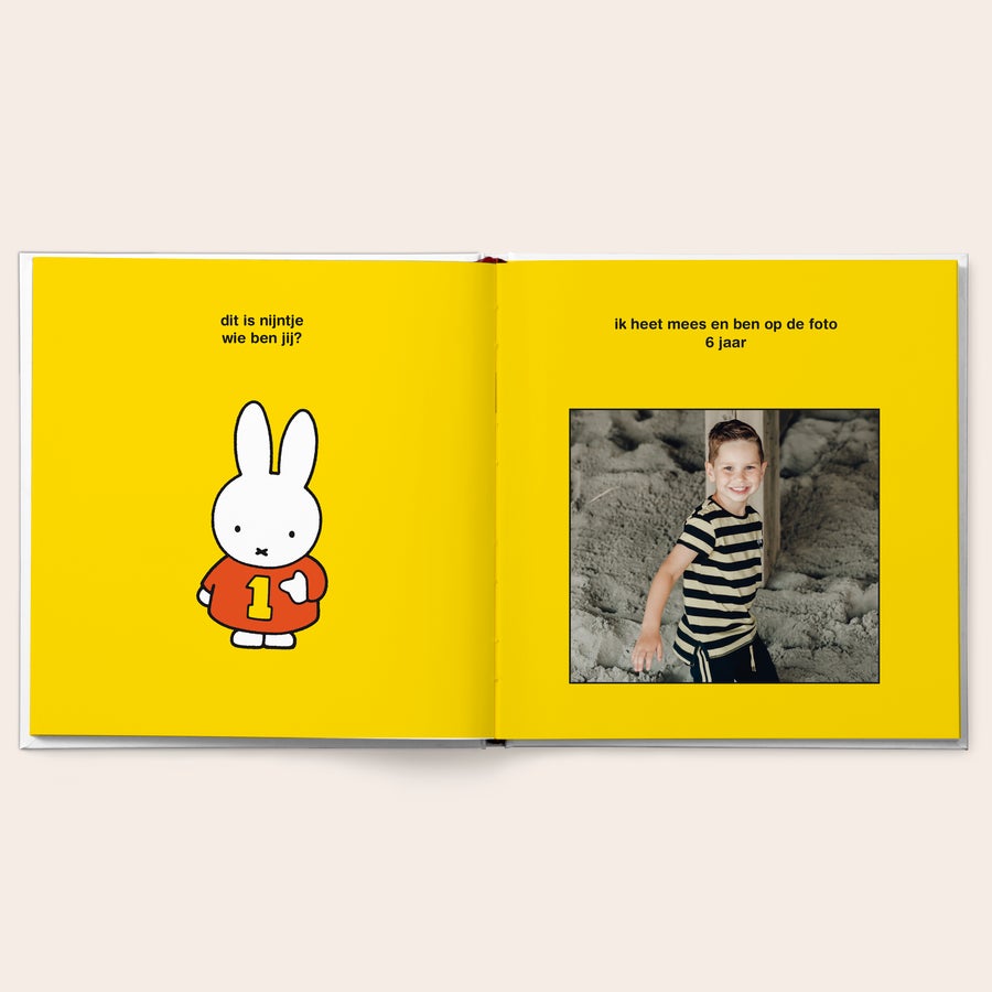 nijntje fotoboek met naam - familie en vriendjes Dit nijntje boek tovert een lach op het gezicht van jouw kindje! Het gepersonaliseerde boek met je eigen tekst en foto toont nijntje en een foto van een lachende jongen in zand met de tekst "ik heet mees en ben op de foto 6 jaar".