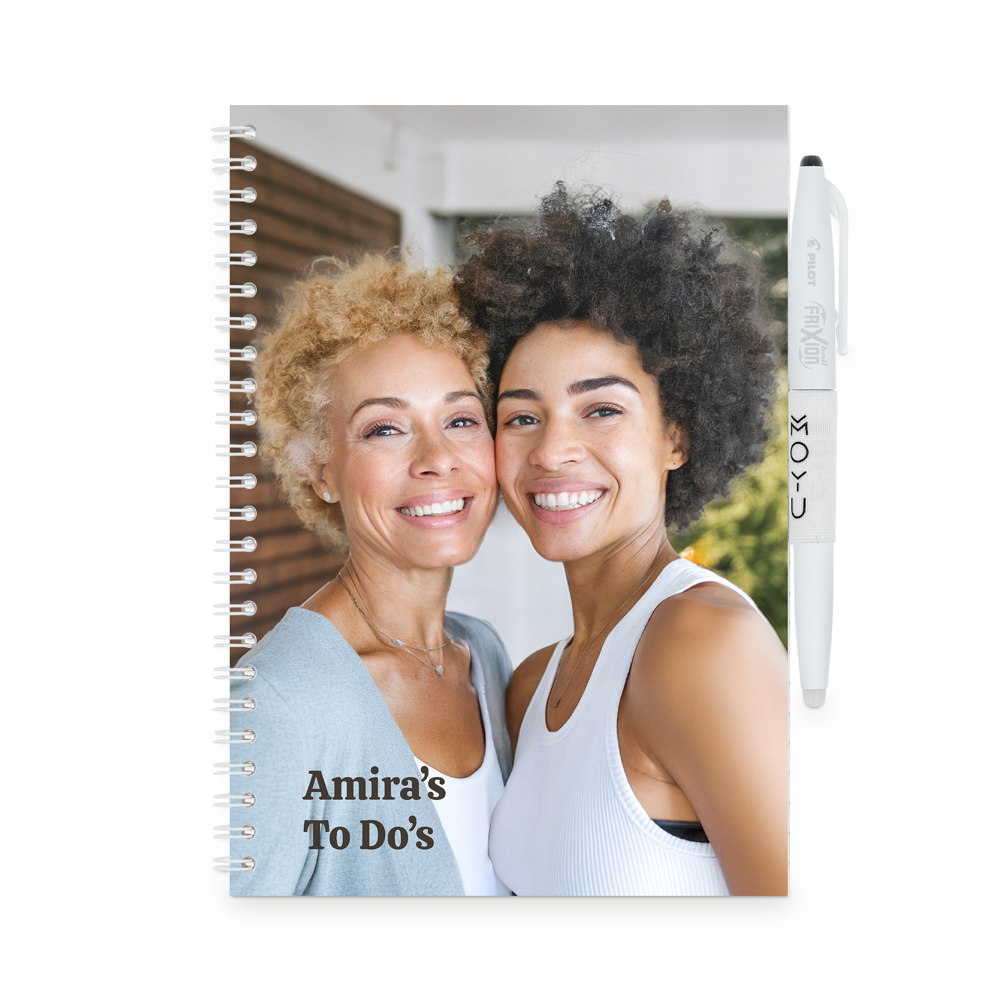 Cuaderno borrable personalizado MOYU con foto de dos mujeres, texto "Amira's To Do's" impreso, y un bolígrafo blanco.