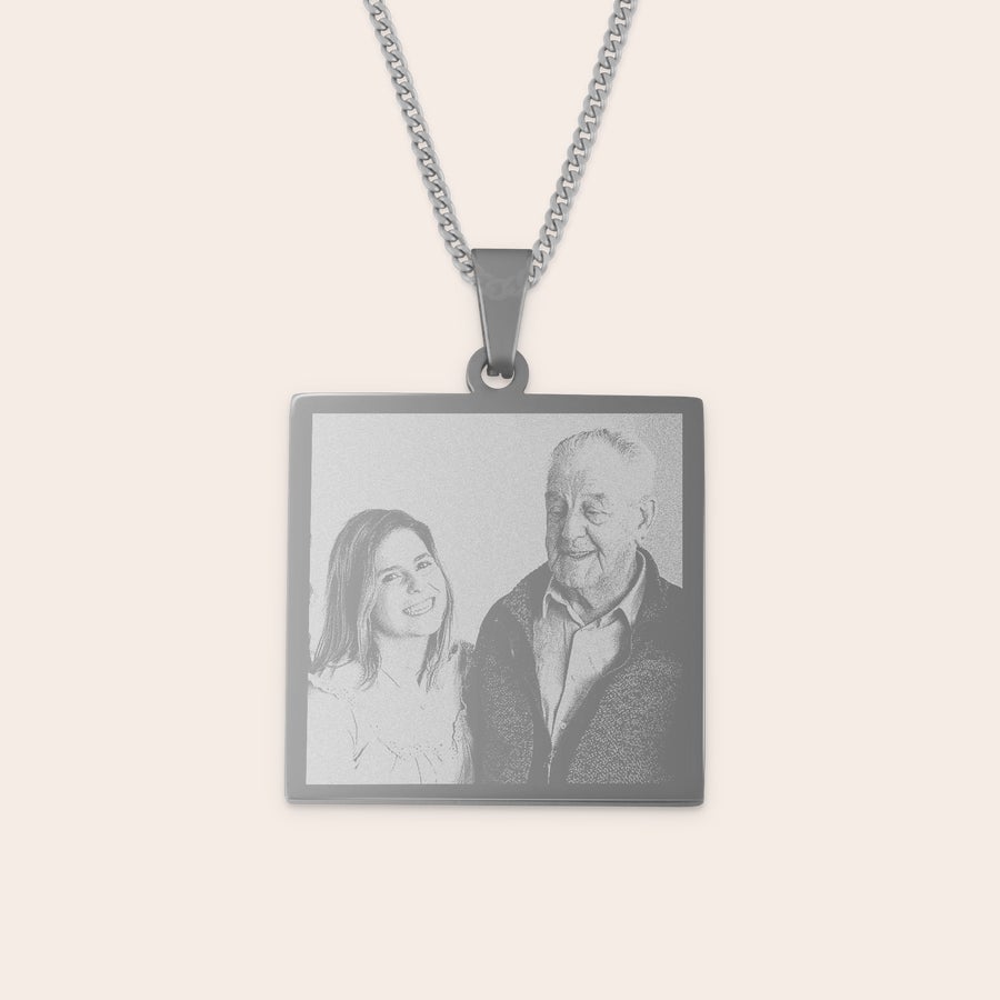 Collana con ciondolo quadrato Ciondolo personalizzato con foto incisa di un uomo anziano e una ragazza sorridente, collegato a una catenina