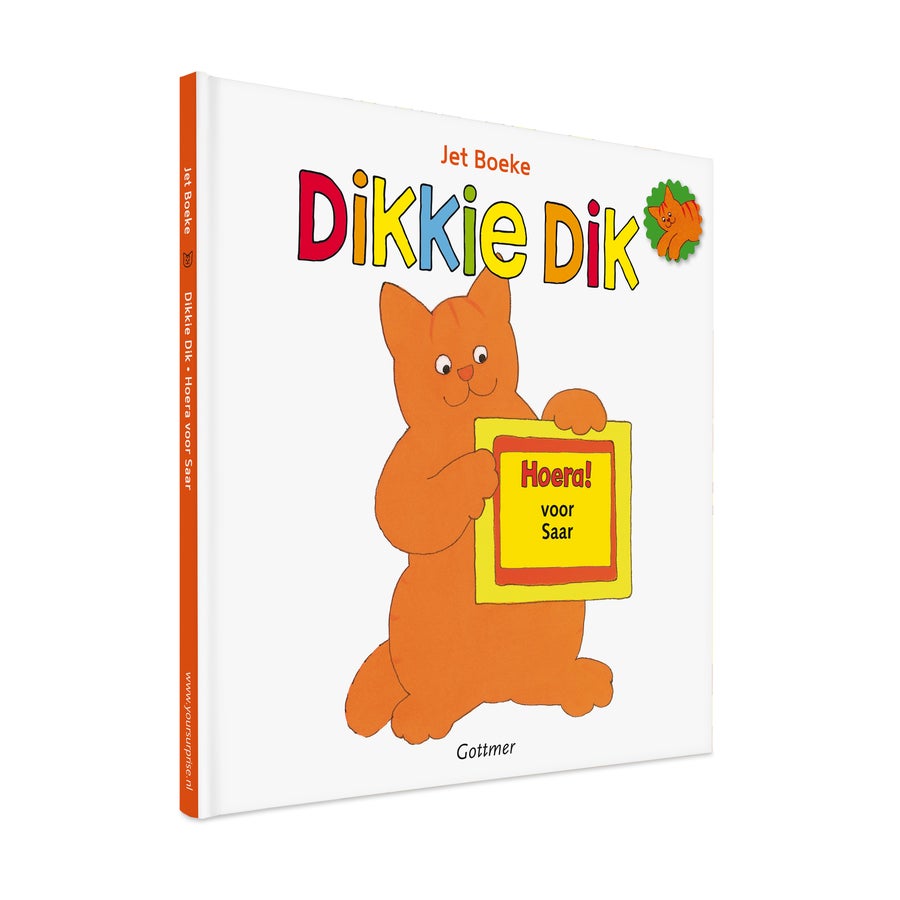Dikkie Dik boek "Hoera voor jou!" met naam Gepersonaliseerd Dikkie Dik boek met drie verhaaltjes, met de naam Saar op de kaft geprint.