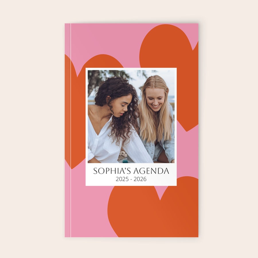 Iskolai napló 2025-2026 Rózsaszín és narancssárga szívmintás személyre szabott iskolai naptár fényképpel és a Sophia's Agenda felirattal, nyomtatott borítóval