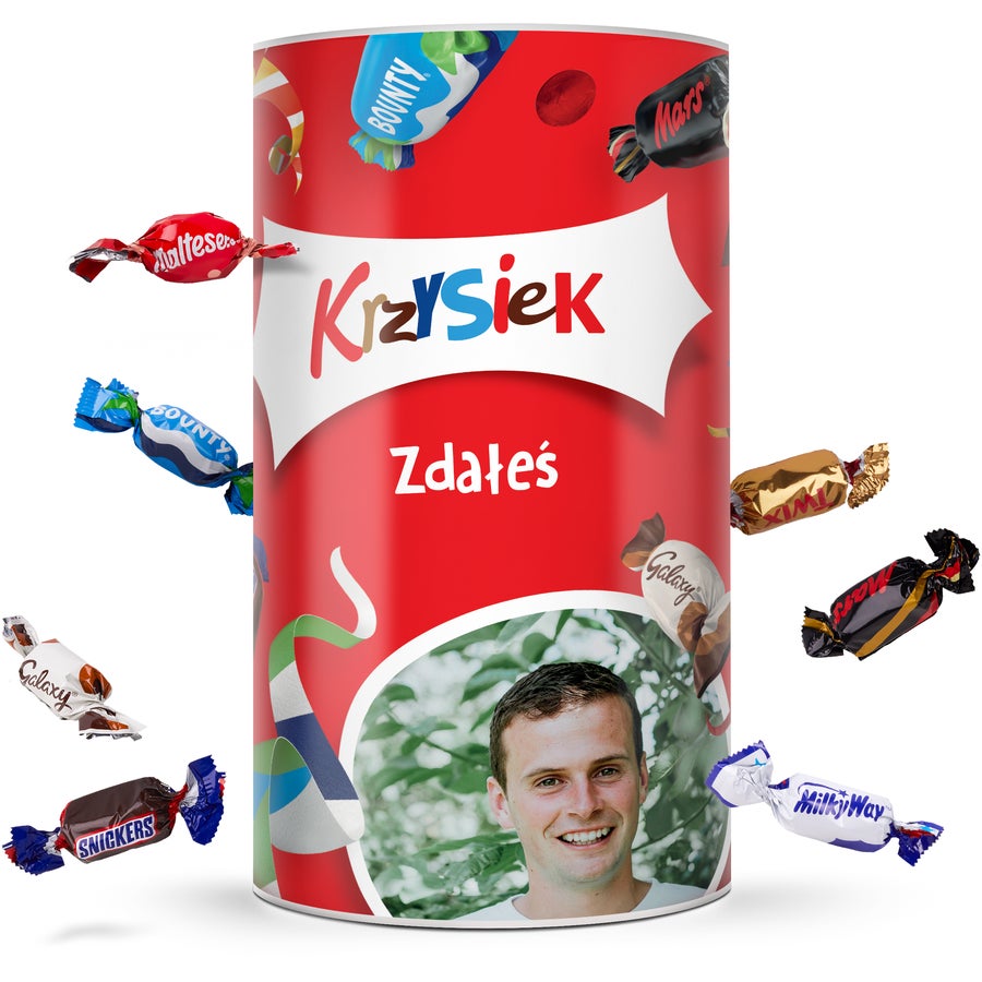 Cukierki Celebrations w personalizowanej tubie Cukierki Celebrations w personalizowanej tubie z nadrukowanym imieniem Krzysiek zdjęciem i napisem Zdałeś na czerwonym tle